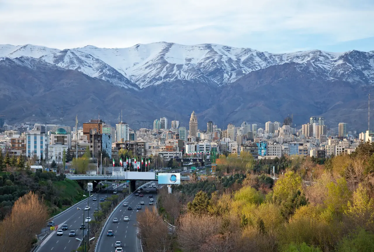 نمای تابستانی شهر در روشنایی روز
